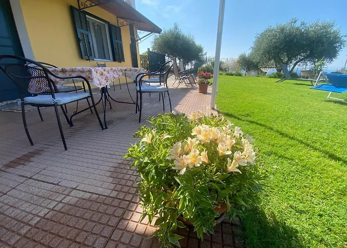 Casa Vista Mare - Superb Garden And Parking Included Semesterbostad